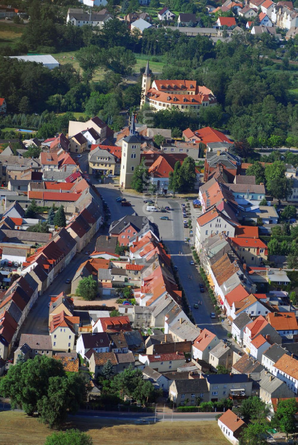 Jessen (Elster) from above - Ortsansicht Jessen an der Elster mit Blick auf die Pfarrkirche St. Nikolai und das Schloss Jessen. Jessen ist eine Kleinstadt an der Schwarzen Elster und liegt im östlichen Teil von Sachsen-Anhalt im Landkreis Wittenberg. Das Schloss Jessen wurde 1862 von den Gebrüdern Carl und Fritz Raschig erworben, die eine Tuchfabrik dort einrichteten. Seit 1999 ist das restaurierte Schloss Sitz der Stadtverwaltung. Die Pfarrkirche St. Nikolai in Jessen besitzt einen bedeutenden barocken Kanzelaltar (1696) aus Groß Quenstedt von Valentin Kühne. Die Kirche wurde zwischen 1979-1994 renoviert. Kontakt: Stadtverwaltung Jessen, Schloßstr. 11, 06917 Jessen (Elster), Tel.: 03537/2765,