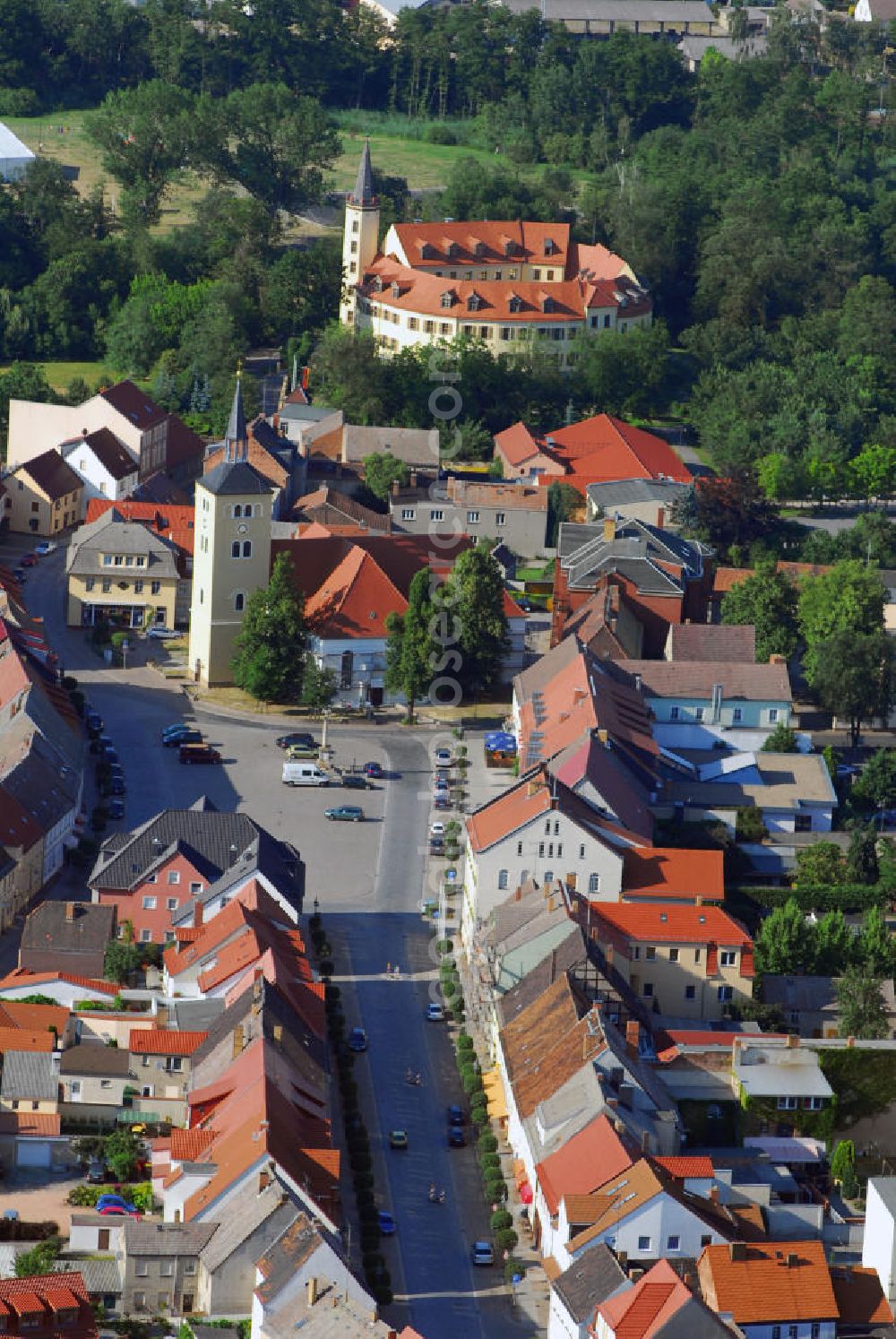 Jessen (Elster) from the bird's eye view: Ortsansicht Jessen an der Elster mit Blick auf die Pfarrkirche St. Nikolai und das Schloss Jessen. Jessen ist eine Kleinstadt an der Schwarzen Elster und liegt im östlichen Teil von Sachsen-Anhalt im Landkreis Wittenberg. Das Schloss Jessen wurde 1862 von den Gebrüdern Carl und Fritz Raschig erworben, die eine Tuchfabrik dort einrichteten. Seit 1999 ist das restaurierte Schloss Sitz der Stadtverwaltung. Die Pfarrkirche St. Nikolai in Jessen besitzt einen bedeutenden barocken Kanzelaltar (1696) aus Groß Quenstedt von Valentin Kühne. Die Kirche wurde zwischen 1979-1994 renoviert. Kontakt: Stadtverwaltung Jessen, Schloßstr. 11, 06917 Jessen (Elster), Tel.: 03537/2765,