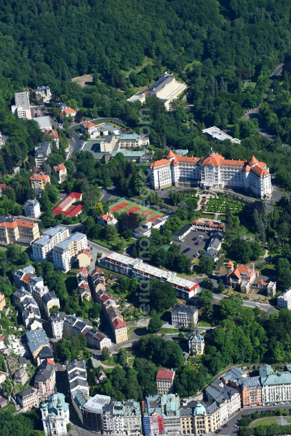 Aerial photograph Karlovy Vary - Karlsbad - Town View of the streets and houses of the residential areas in Karlovy Vary - Karlsbad in Cechy - Boehmen, Czech Republic