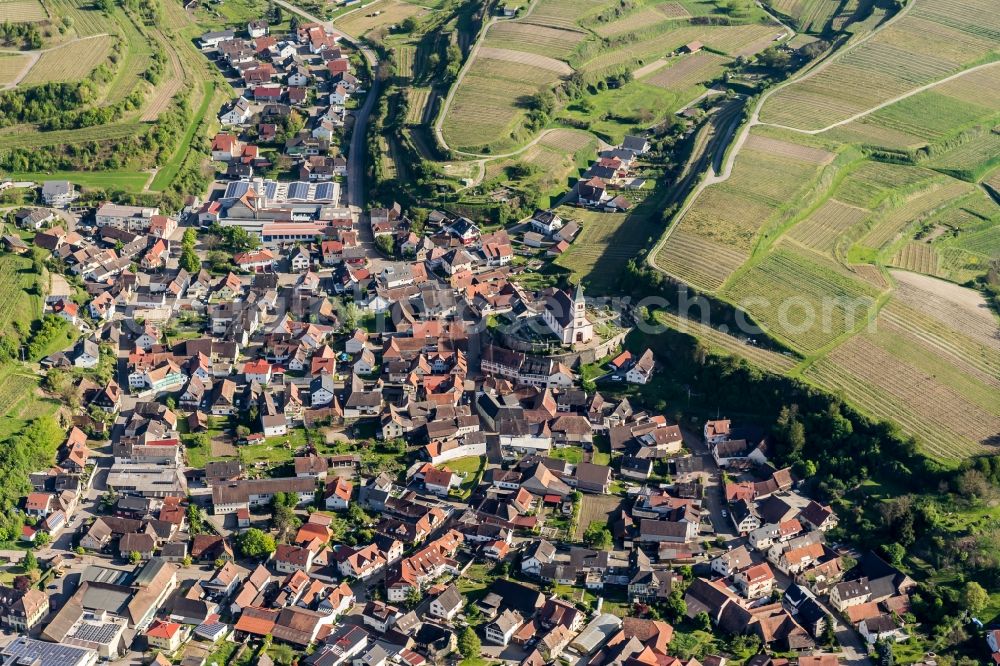 Aerial photograph Kiechlinsbergen - Town View of the streets and houses of the residential areas in Kiechlinsbergen in the state Baden-Wuerttemberg