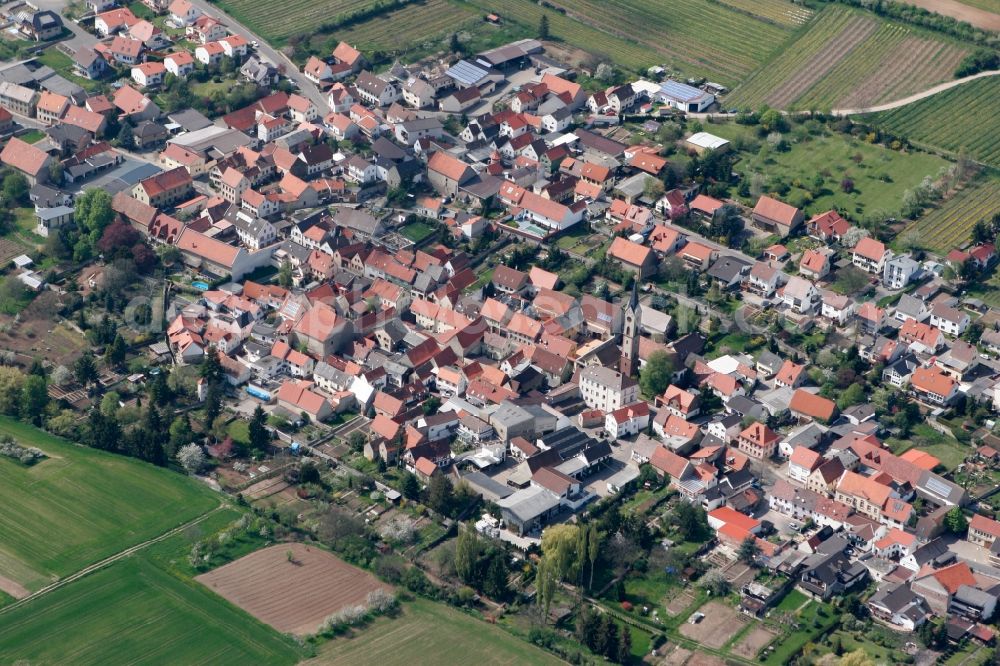 Aerial photograph Kindenheim - View of the borough of Kindenheim in the state of Rhineland-Palatinate. The borough is a wine-growing locality in the Palatinate region close to the Northern End of the German Wine Road. View of residential homes, historic buildings and the local church with its tower