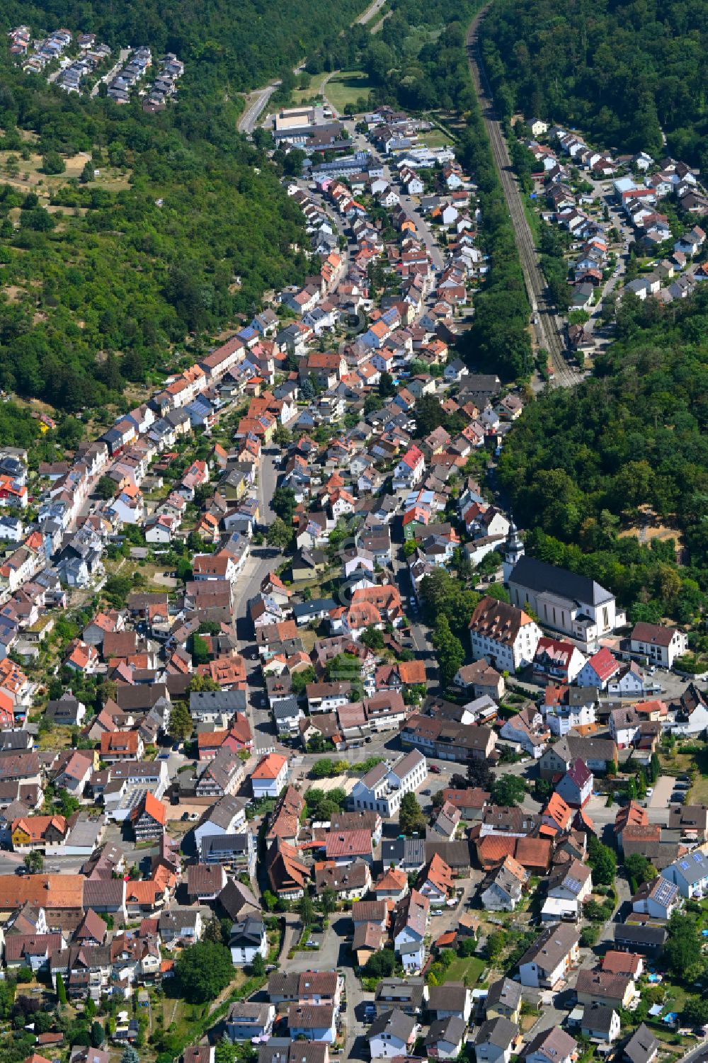 Kämpfelbach from the bird's eye view: Town View of the streets and houses of the residential areas in the district Ersingen in Kaempfelbach in the state Baden-Wuerttemberg, Germany