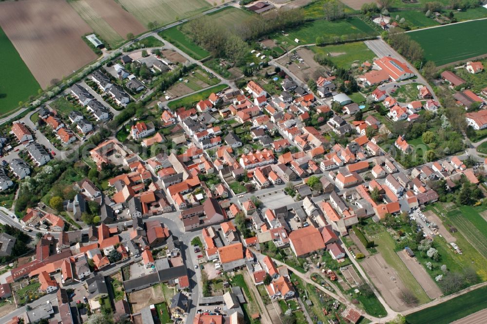 Aerial photograph Köngernheim - Townscape and view of Koengernheim in the state of Rhineland-Palatinate. Koengernheim is a borough in the Mainz-Bingen and is surrounded by agricultural fields. The wine town is located on the river Selz