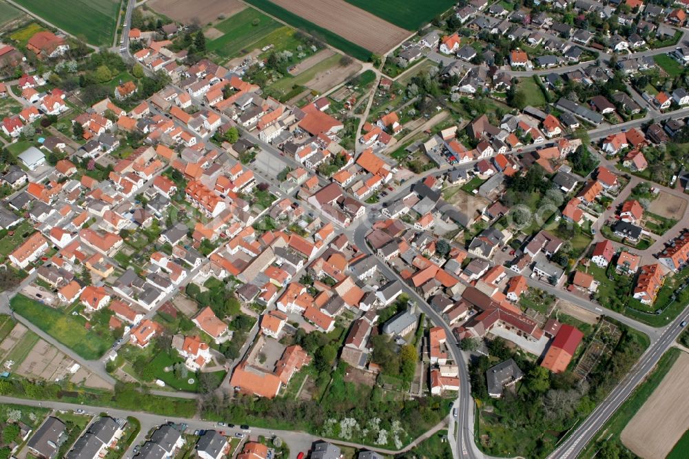 Köngernheim from the bird's eye view: Townscape and view of Koengernheim in the state of Rhineland-Palatinate. Koengernheim is a borough in the Mainz-Bingen and is surrounded by agricultural fields. The wine town is located on the river Selz