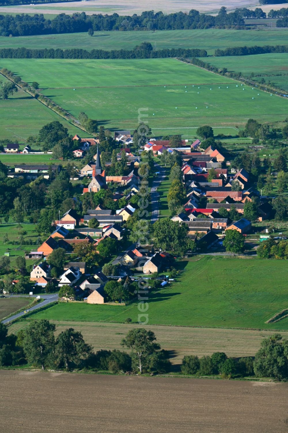 Aerial photograph Kraatz - Town View of the streets and houses of the residential areas in Kraatz in the state Brandenburg, Germany