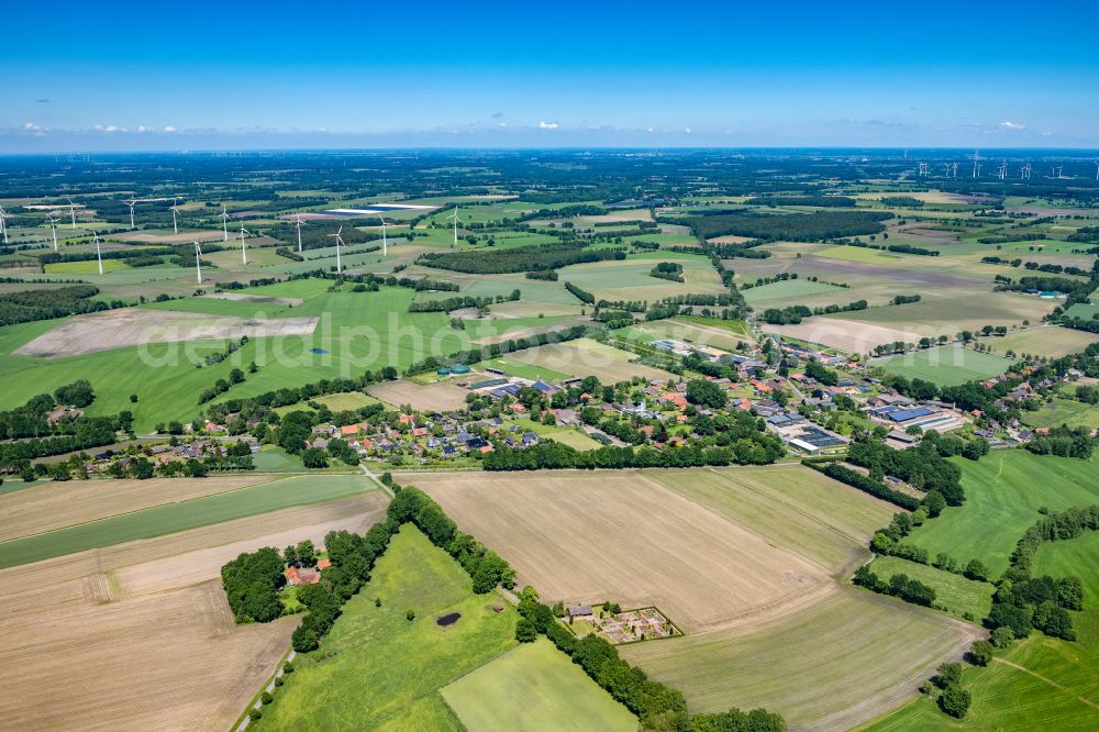 Kutenholz from the bird's eye view: Town View of the streets and houses of the residential areas in Kutenholz Aspe in the state Lower Saxony, Germany