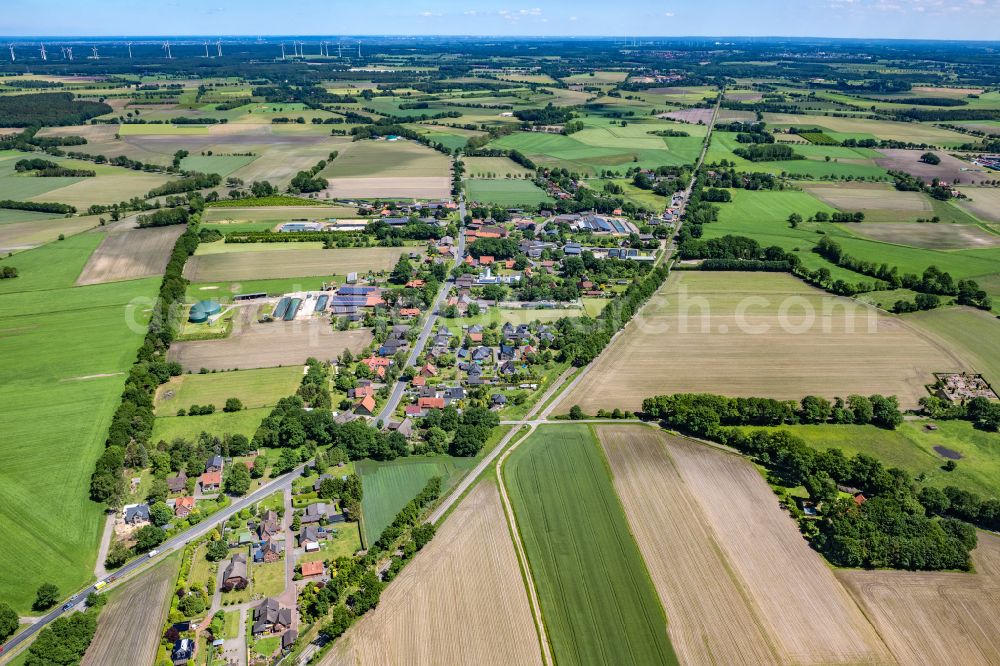 Kutenholz from above - Town View of the streets and houses of the residential areas in Kutenholz Aspe in the state Lower Saxony, Germany