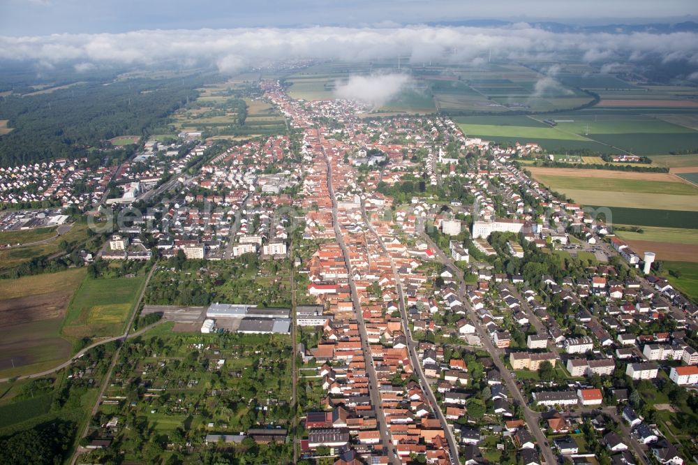 Kandel from above - Ortsansicht der langen Rhein-, Haupt und Saarstrasse durch Kandel im Bundesland Rheinland-Pfalz, Deutschland