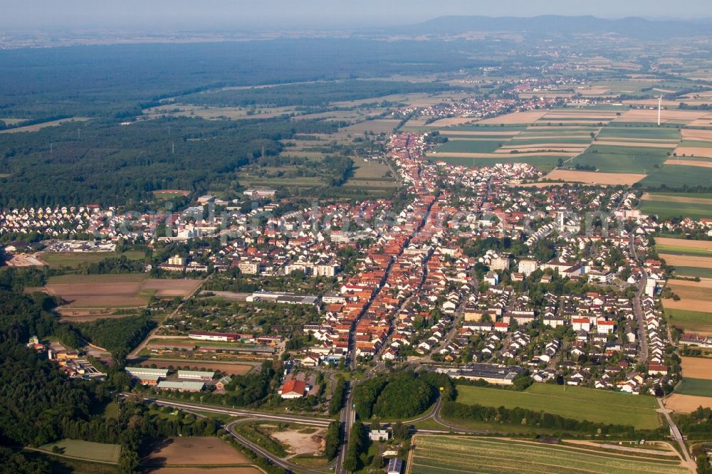 Kandel from above - Ortsansicht der langen Rhein-, Haupt und Saarstrasse durch Kandel im Bundesland Rheinland-Pfalz, Deutschland