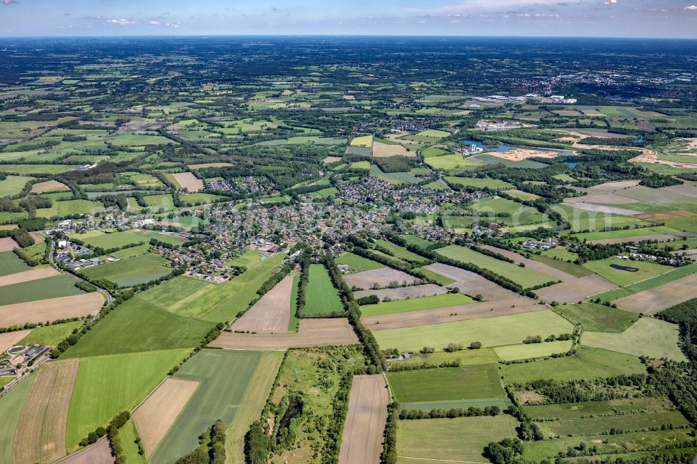 Aerial photograph Lentföhrden - Town View of the streets and houses of the residential areas in Lentfoehrden in the state Schleswig-Holstein, Germany