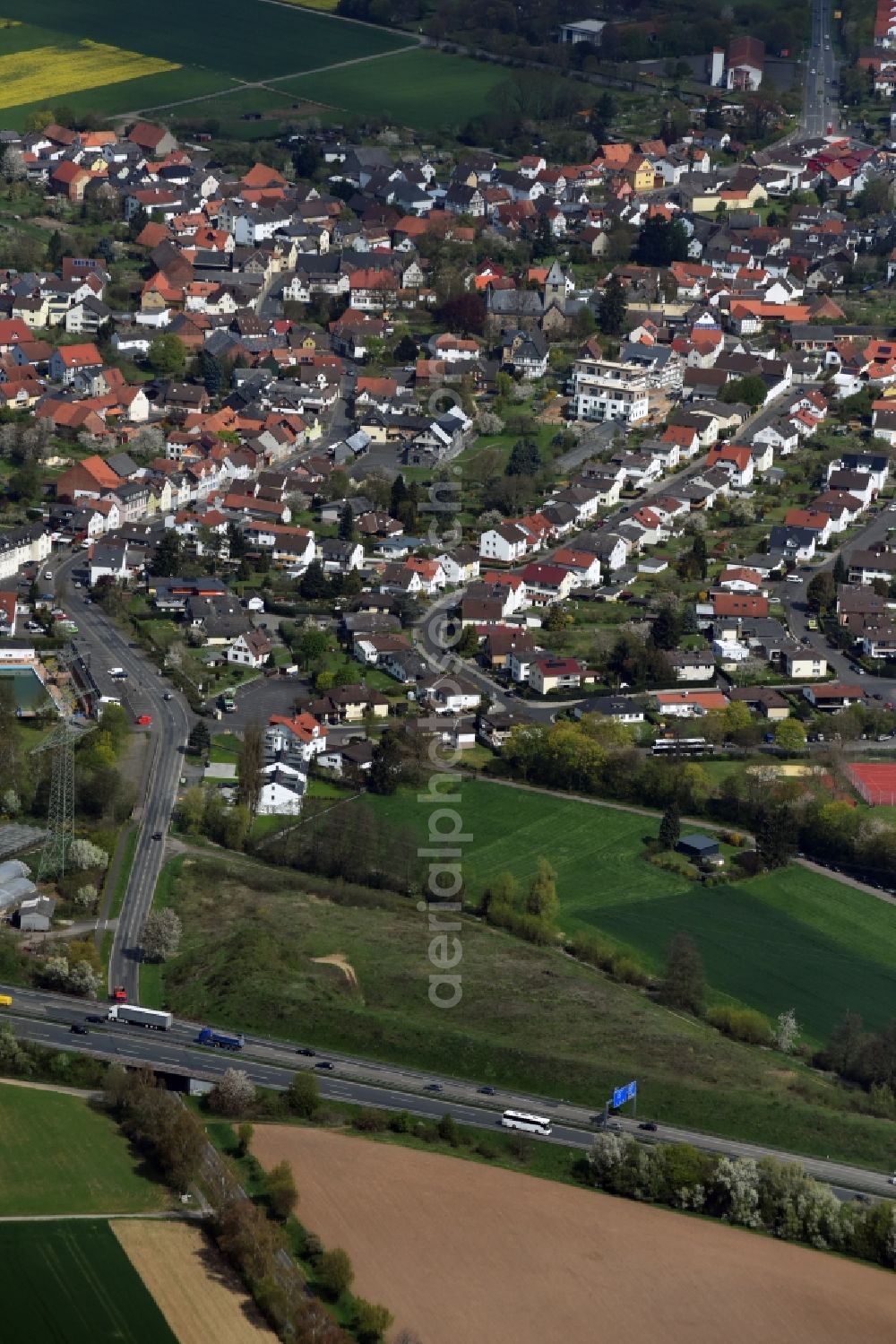 Linden from above - Town View of the streets and houses of the residential areas in Linden in the state Hesse