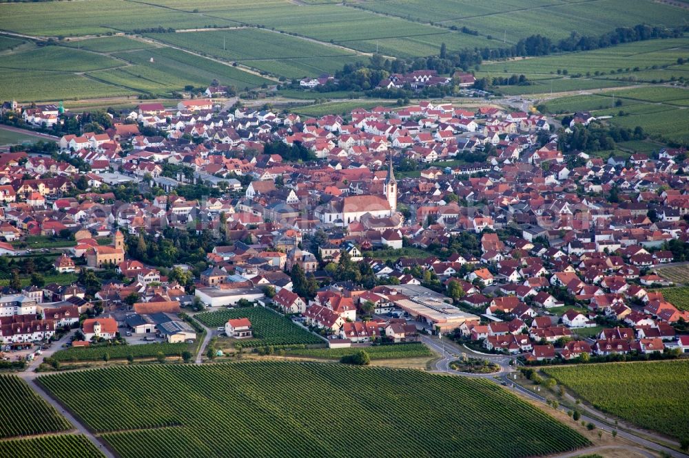 Maikammer from the bird's eye view: Town View of the streets and houses of the residential areas in Maikammer in the state Rhineland-Palatinate, Germany