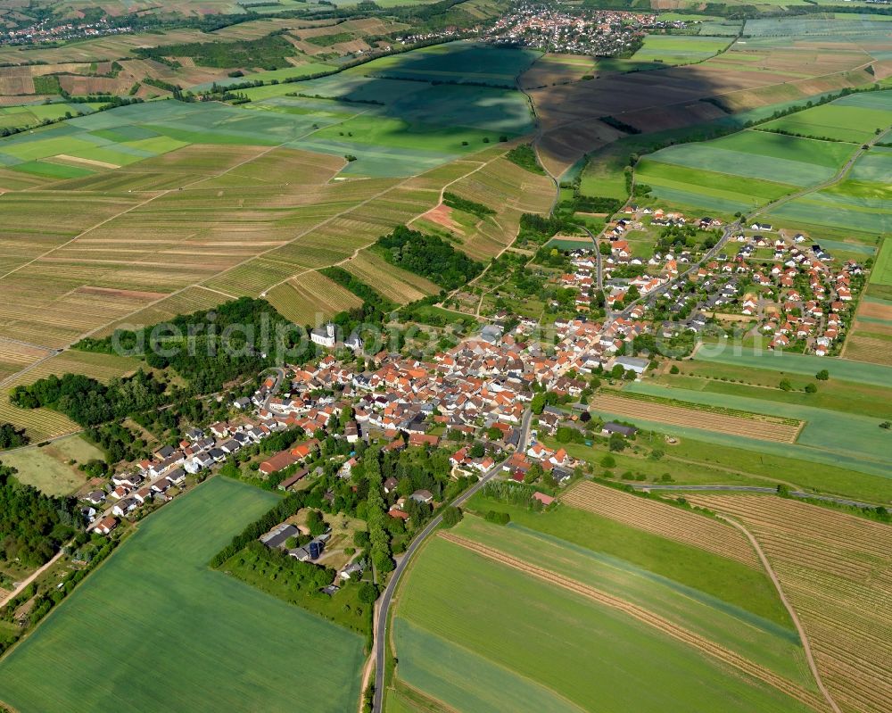 Aerial photograph Mandel - View of Mandel in the state of Rhineland-Palatinate. Mandel is a borough and municipiality in the county district of Bad Kreuznach. It is located amidst vineyards and agricultural land and consists of residential buildings