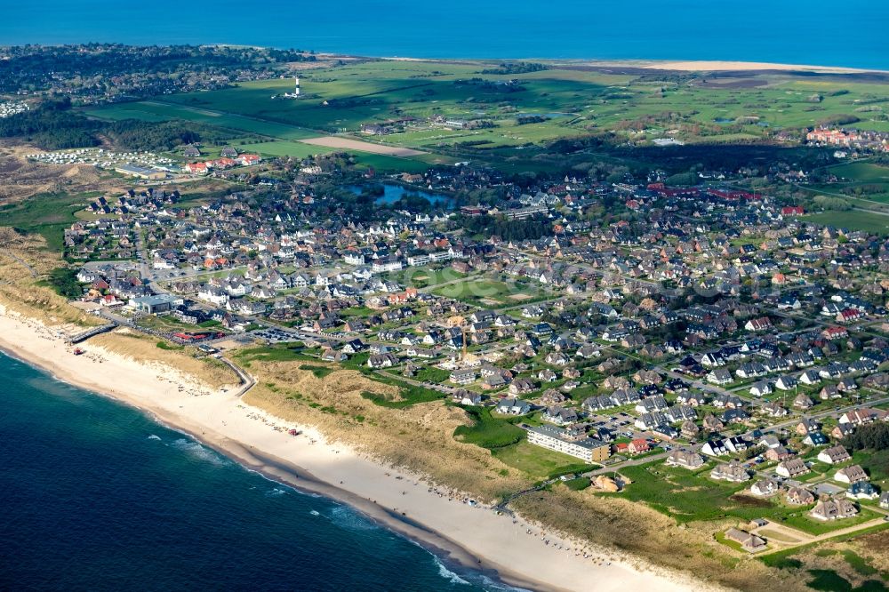 Wenningstedt (Sylt) from the bird's eye view: Townscape on the seacoast in Wenningstedt (Sylt) on Island Sylt in the state Schleswig-Holstein, Germany