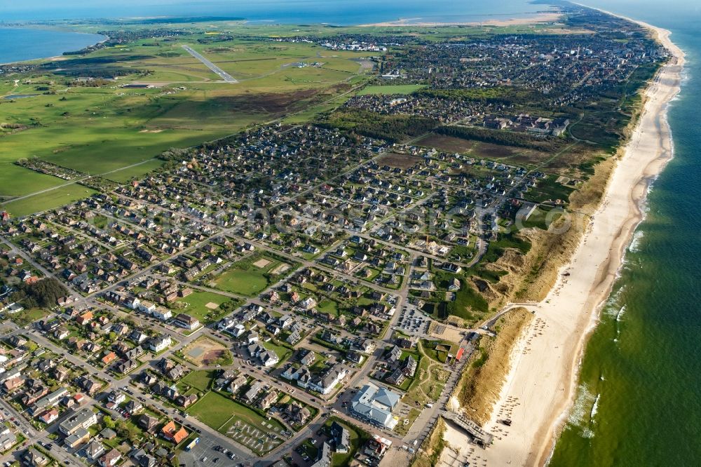 Aerial photograph Wenningstedt (Sylt) - Townscape on the seacoast in Wenningstedt (Sylt) on Island Sylt in the state Schleswig-Holstein, Germany