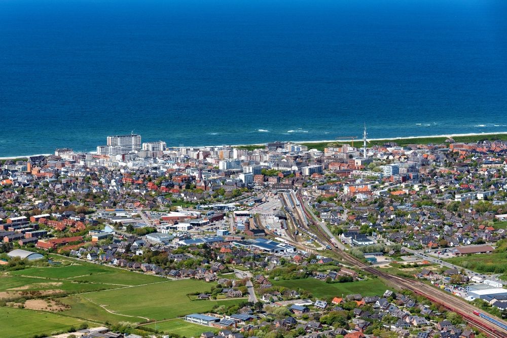 Aerial photograph Westerland - Townscape on the seacoast in Westerland at the island Sylt in the state Schleswig-Holstein, Germany