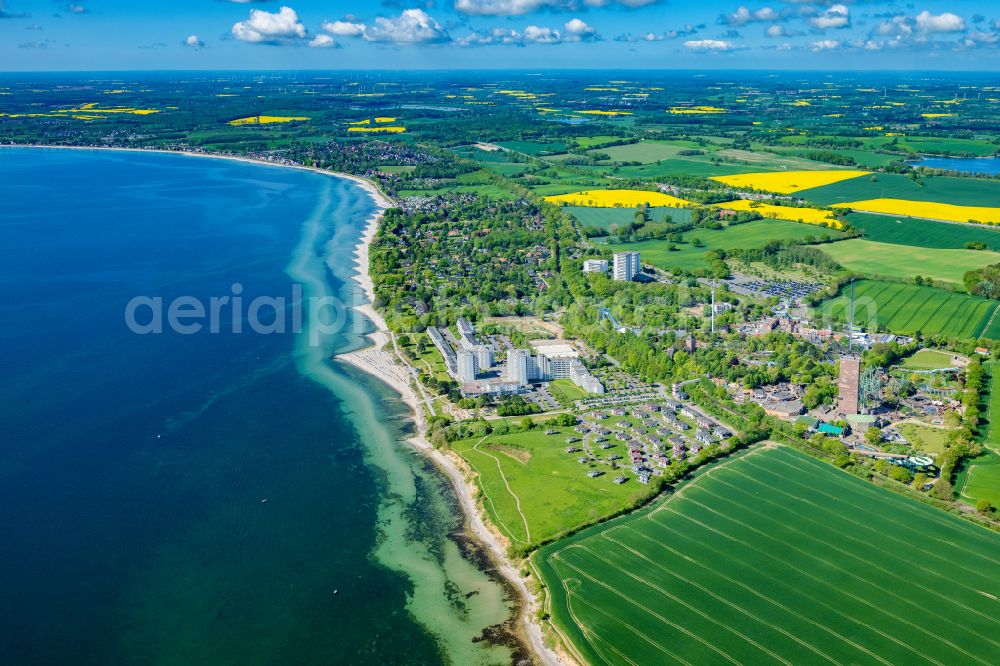 Sierksdorf from the bird's eye view: Village on marine coastal area of Baltic Sea in Sierksdorf in the state Schleswig-Holstein