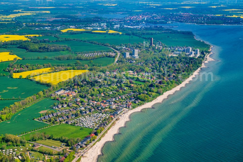 Sierksdorf from the bird's eye view: Village on marine coastal area of Baltic Sea in Sierksdorf in the state Schleswig-Holstein