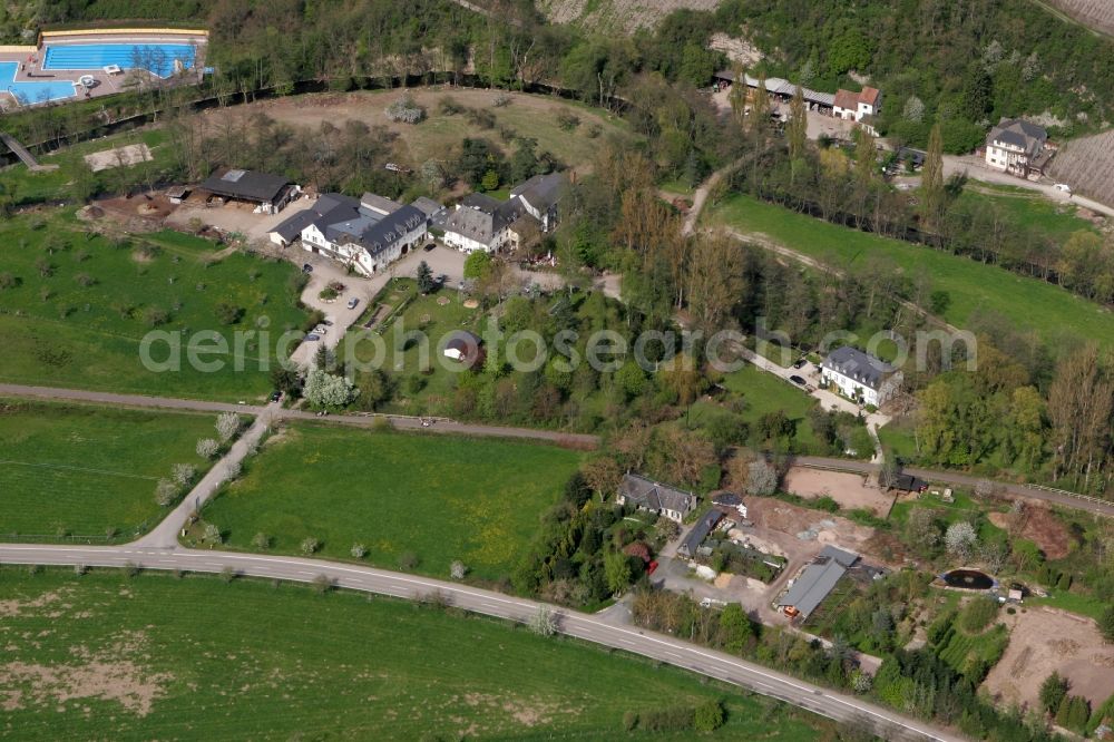 Aerial image Mertesdorf - View of Mertesdorf in the state of Rhineland-Palatinate. Mertesdorf is a wine-growing village in the valley of the river Ruwer near Trier and an official resort. The village is surrounded by vineyards and hills and consists of historic and residential buildings. The outdoor pool Ruwertal can be seen