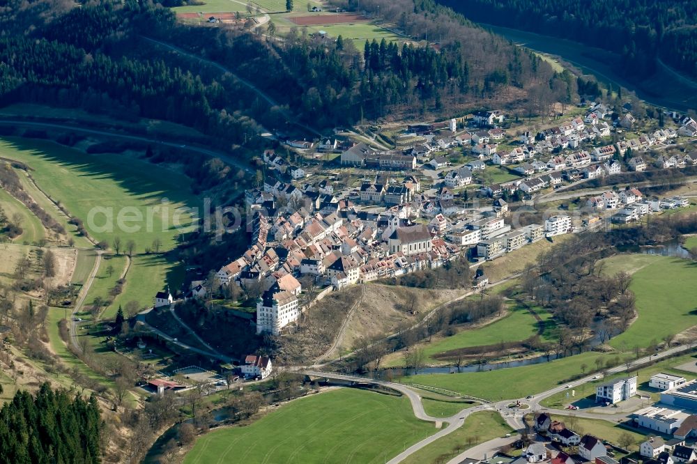 Aerial photograph Mühlheim an der Donau - Town View of the streets and houses of the residential areas in Muehlheim an der Donau in the state Baden-Wuerttemberg, Germany