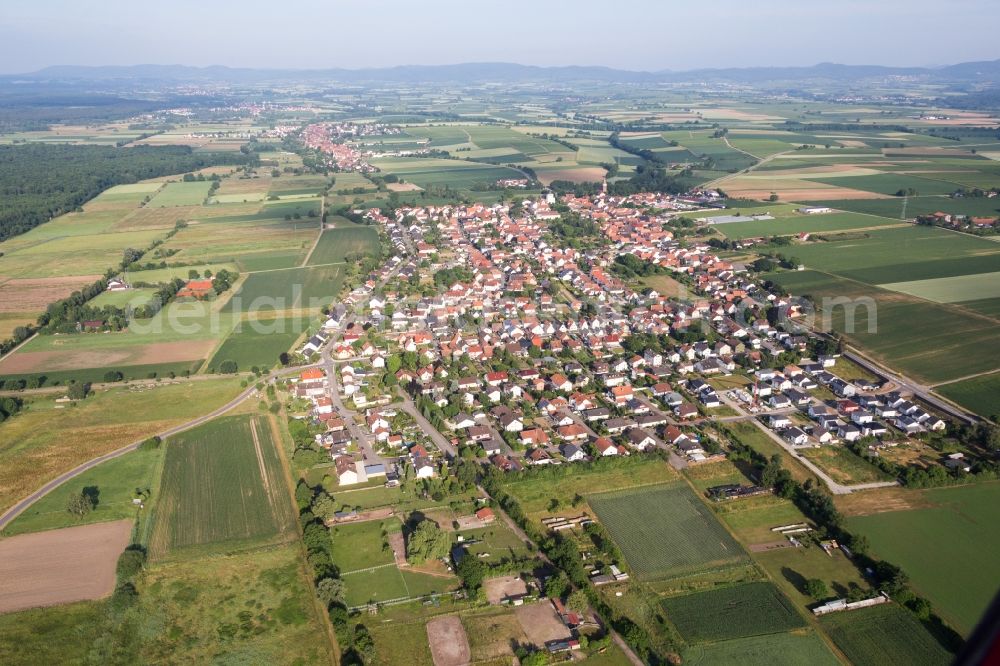 Minfeld from the bird's eye view: Town View of the streets and houses of the residential areas in Minfeld in the state Rhineland-Palatinate, Germany