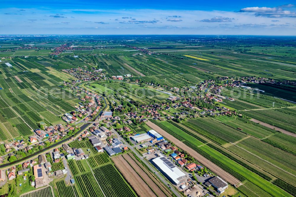 Mittelnkirchen from above - Town view of the streets and houses of the residential areas in Mittelkirchen and Guderhandviertel in the Altes Land in the state Lower Saxony, Germany