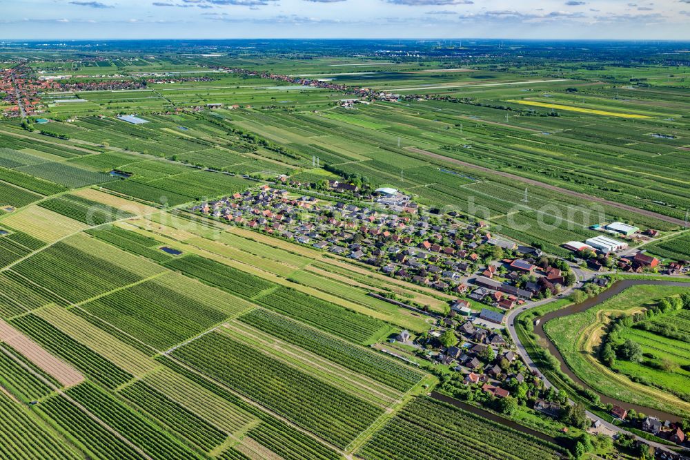 Mittelnkirchen from the bird's eye view: Town view of the streets and houses of the residential areas in Mittelkirchen and Guderhandviertel in the Altes Land in the state Lower Saxony, Germany