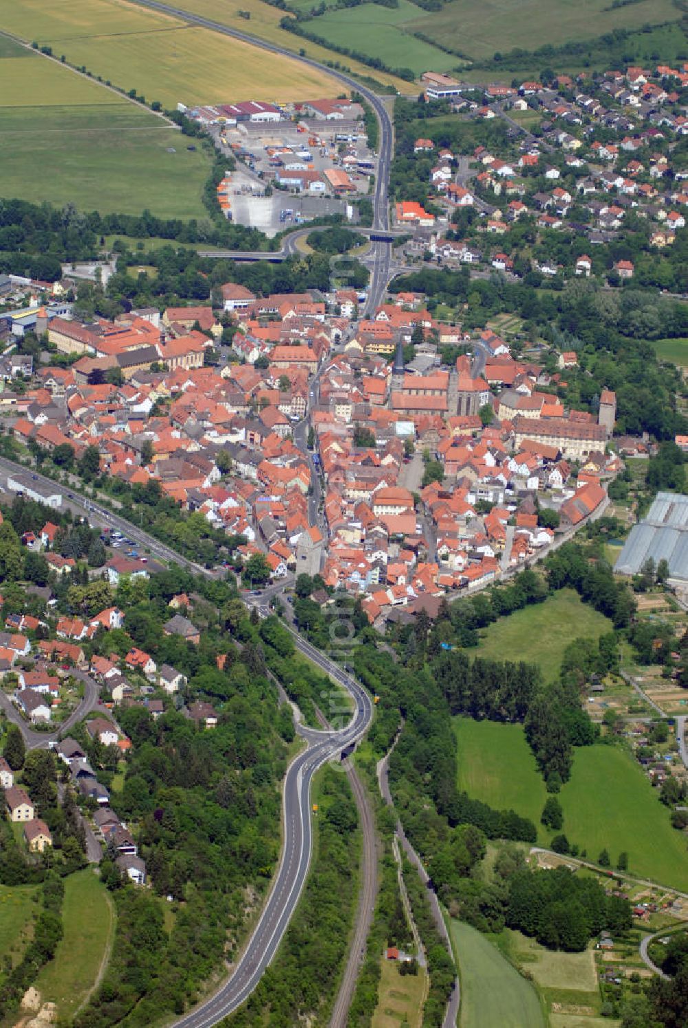 Münnerstadt from above - Blick auf den Ort Münnerstadt. Münnerstadt ist eine Stadt im unterfränkischen Landkreis Bad Kissingen. Das Gebiet der heutigen Stadt Münnerstadt ist uraltes Siedlungsgebiet. Reiche Funde von der Jungsteinzeit (4500-2100 v. Chr.) bis zur Hallstattzeit (ab 750 v. Chr.) beweisen, dass schon vor Jahrtausenden Jahren Menschen hier Wälder rodeten, Felder bestellten und Handel trieben. Gerade im östlichen Stadtgebiet, im Umfeld der Stadtteile Großwenkheim, Maria Bildhausen und Althausen, bearbeiteten die keltischen Siedler die fruchtbaren Böden des hier beginnenden Grabfeldes.