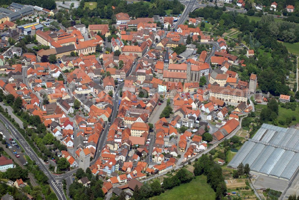 Münnerstadt from the bird's eye view: Blick auf den Ort Münnerstadt. Münnerstadt ist eine Stadt im unterfränkischen Landkreis Bad Kissingen. Das Gebiet der heutigen Stadt Münnerstadt ist uraltes Siedlungsgebiet. Reiche Funde von der Jungsteinzeit (4500-2100 v. Chr.) bis zur Hallstattzeit (ab 750 v. Chr.) beweisen, dass schon vor Jahrtausenden Jahren Menschen hier Wälder rodeten, Felder bestellten und Handel trieben. Gerade im östlichen Stadtgebiet, im Umfeld der Stadtteile Großwenkheim, Maria Bildhausen und Althausen, bearbeiteten die keltischen Siedler die fruchtbaren Böden des hier beginnenden Grabfeldes.