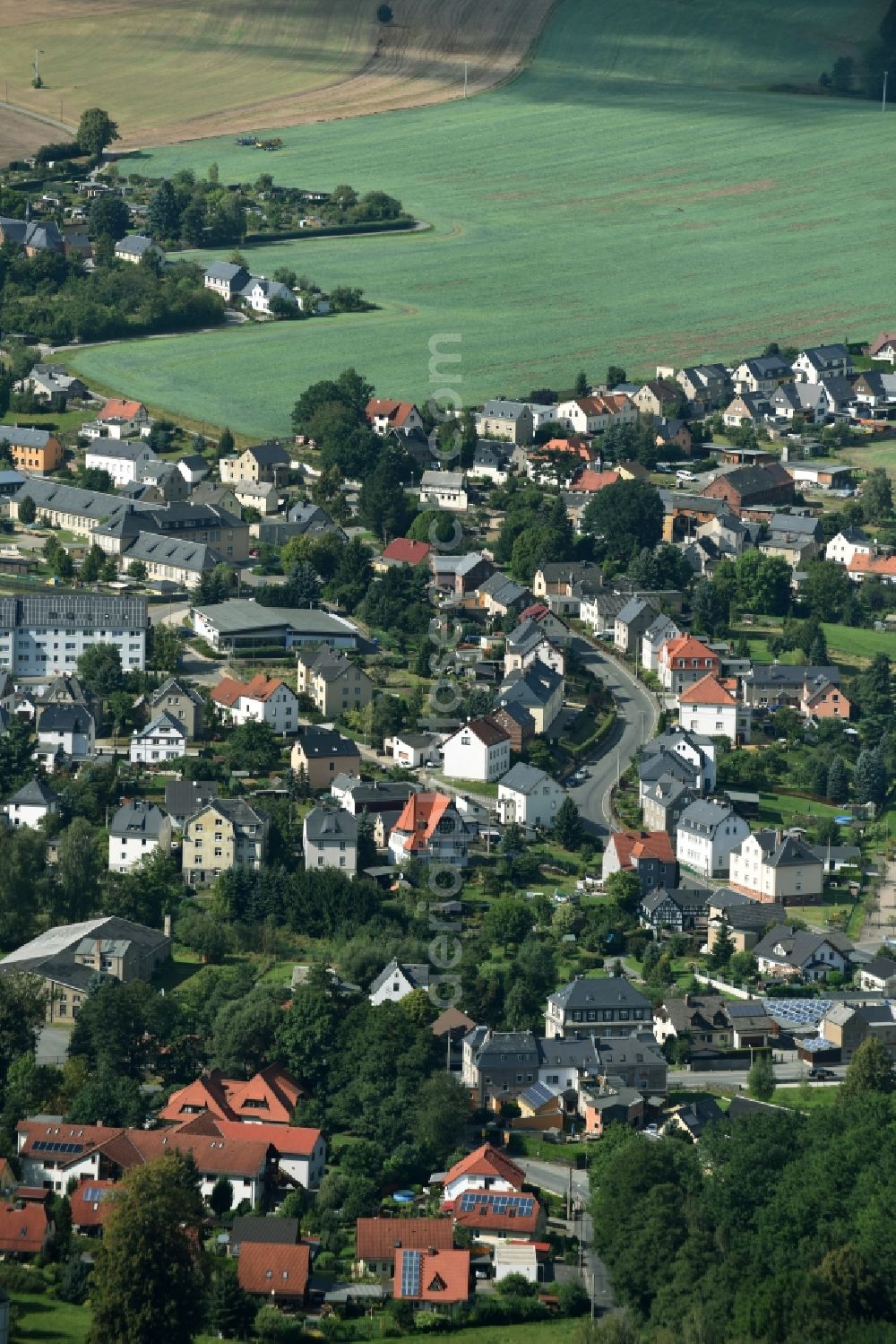 Mohlsdorf from the bird's eye view: Town View of the streets and houses of the residential areas along the Strasse der Einheit in Mohlsdorf in the state Thuringia