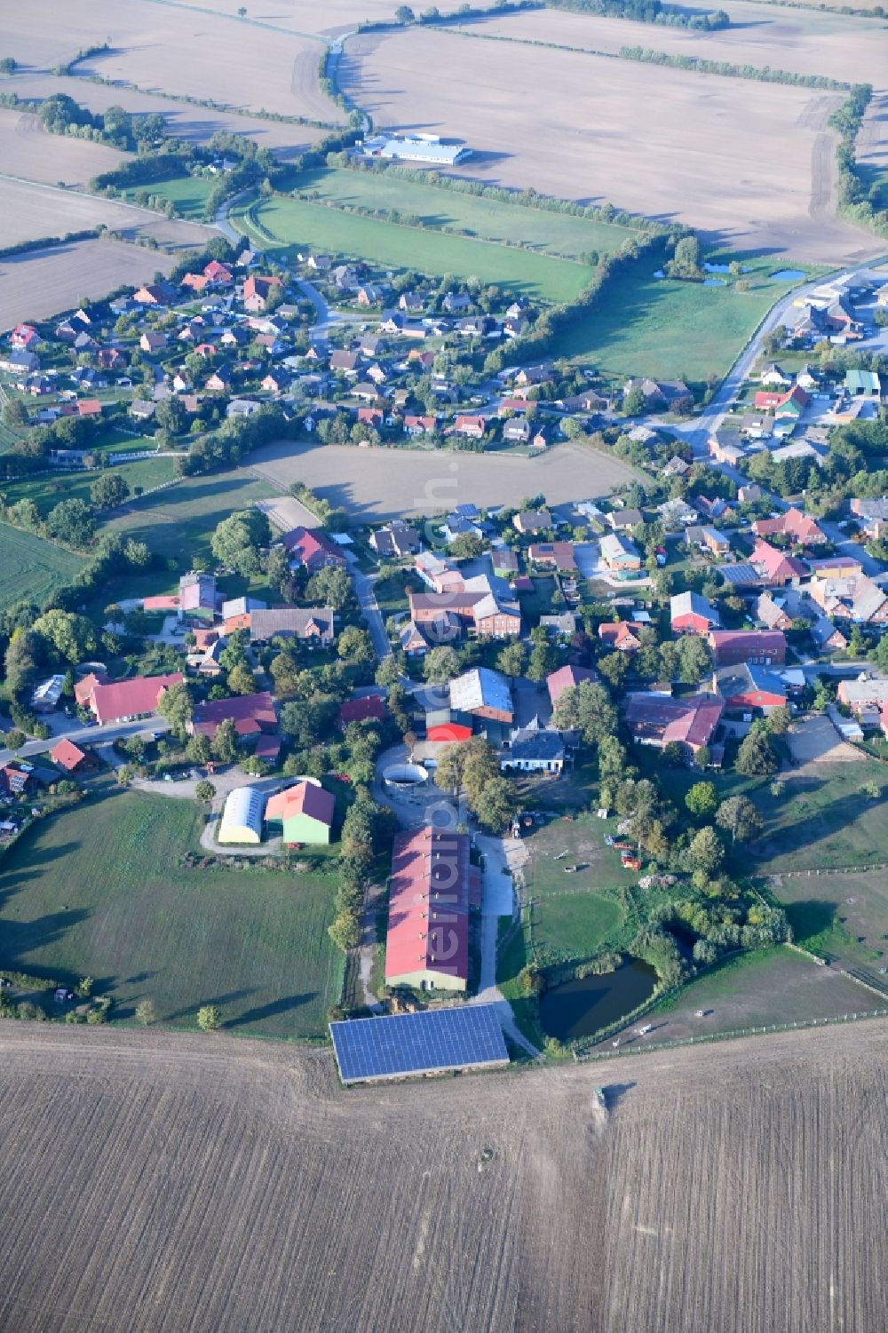 Neuengörs from the bird's eye view: Town View of the streets and houses of the residential areas in Neuengoers in the state Schleswig-Holstein, Germany