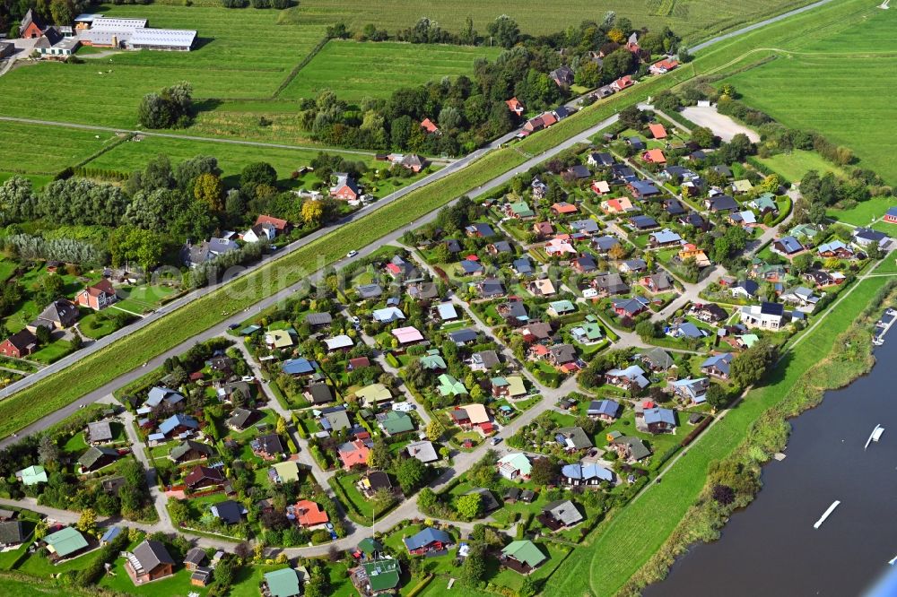 Aerial photograph Neuhäuserdeich - Town View of the streets and houses of the residential areas in Neuhaeuserdeich in the state Lower Saxony, Germany