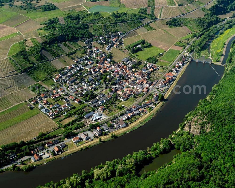 Aerial photograph Niederhausen - View of Niederhausen in the state of Rhineland-Palatinate. Niederhausen is a borough and municipiality in the county district of Bad Kreuznach. It is an official tourist resort and located on the river Nahe next to a dam. The village is characterised by agriculture - especially viniculture