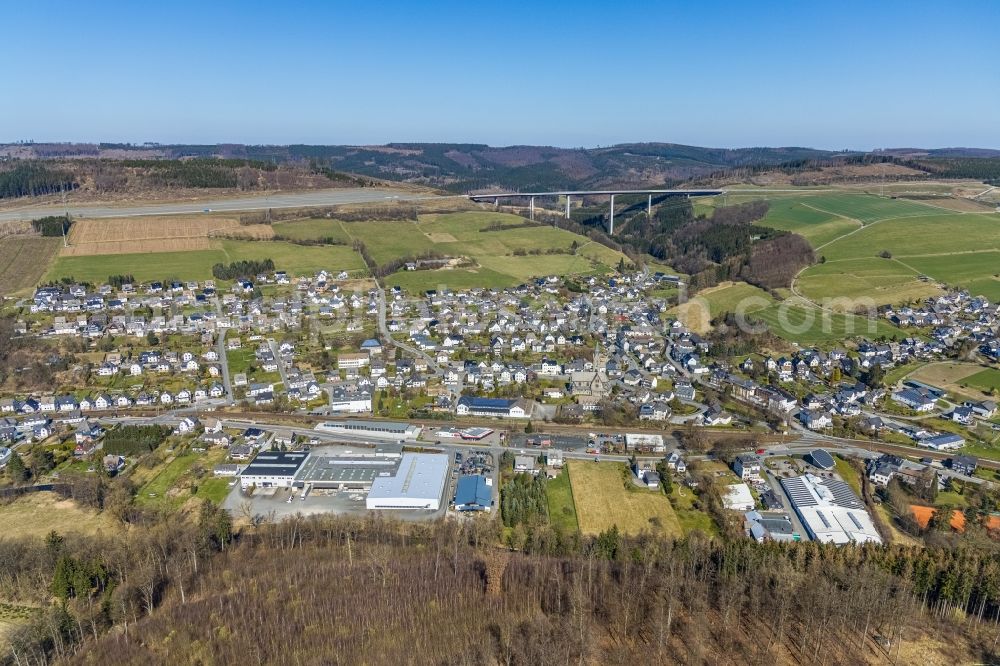 Aerial photograph Nuttlar - City view of the streets and houses of the residential areas with Talbruecke Nuttlar in Nuttlar in the Sauerland in the state North Rhine-Westphalia, Germany