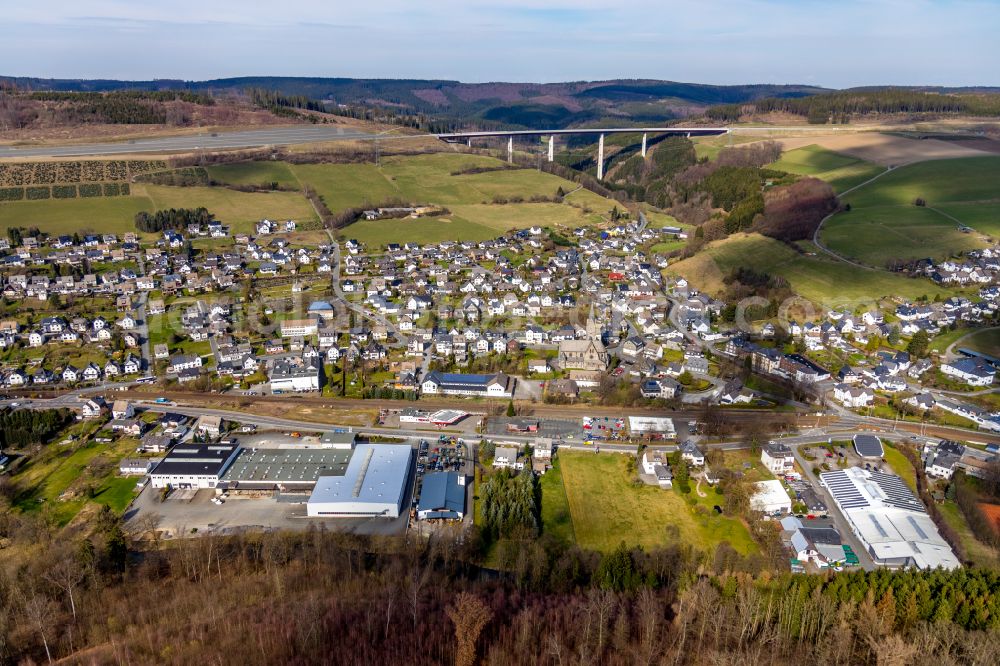 Aerial photograph Nuttlar - City view of the streets and houses of the residential areas with Talbruecke Nuttlar in Nuttlar in the Sauerland in the state North Rhine-Westphalia, Germany