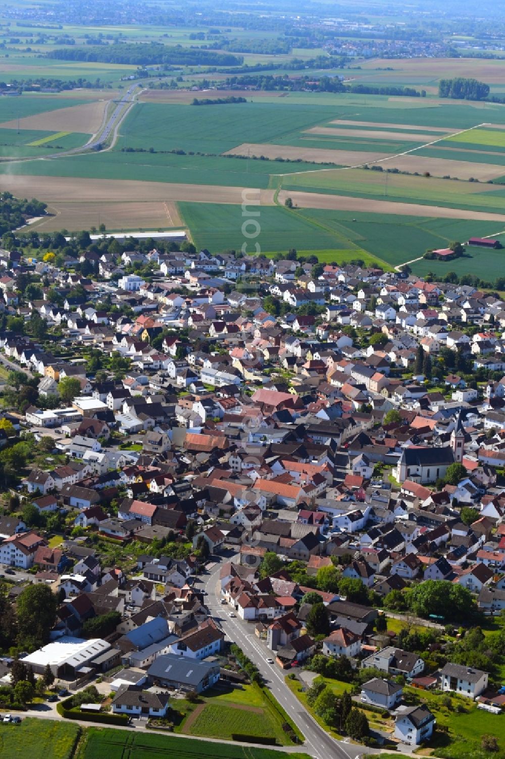 Ober-Wöllstadt from the bird's eye view: Town View of the streets and houses of the residential areas in Ober-Woellstadt in the state Hesse, Germany