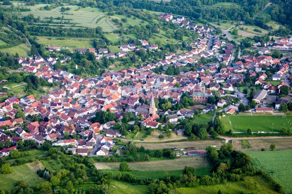 Oberöwisheim from the bird's eye view: Town View of the streets and houses of the residential areas in Oberoewisheim in the state Baden-Wurttemberg, Germany