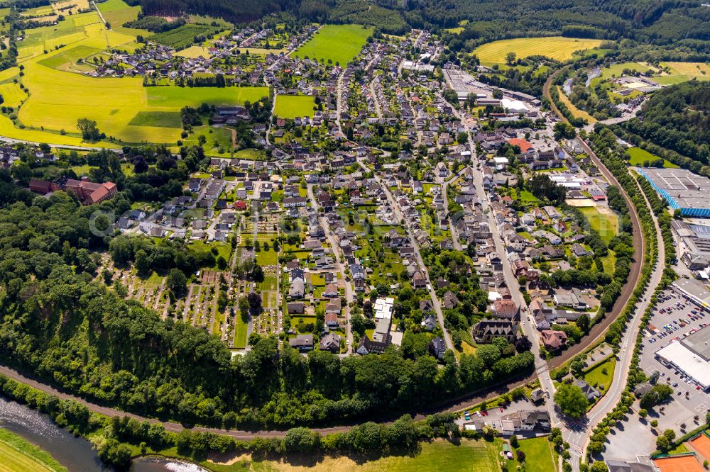 Oeventrop from the bird's eye view: Town View of the streets and houses of the residential areas in Oeventrop at Sauerland in the state North Rhine-Westphalia, Germany