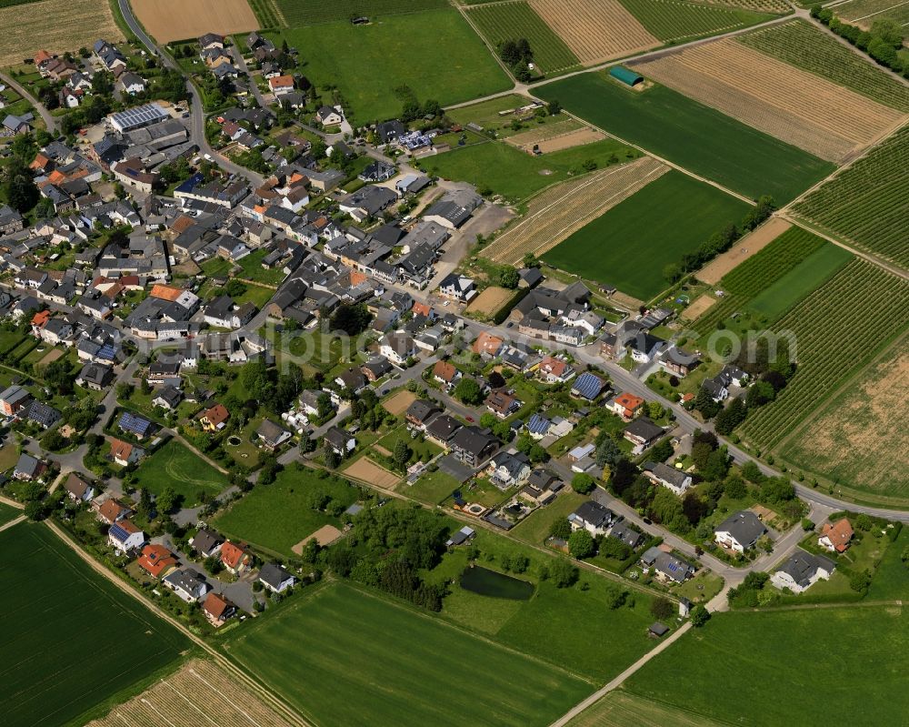 Aerial photograph Grafschaft - View of the Oeverich part of the borough of Grafschaft in the state of Rhineland-Palatinate. Oeverich is actually part of the district of Leimersdorf and is characterised and surrounded by agricultural land and fields