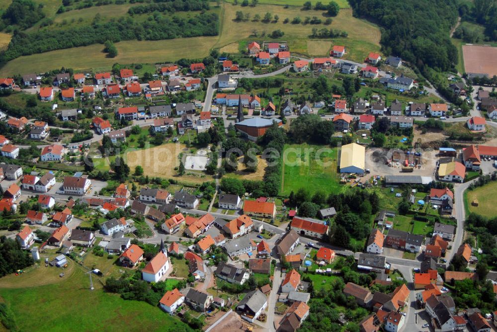 Schönenberg-Kübelberg / OT Ohmbach from above - Blick auf den Ort Ohmbach. Ohmbach ist eine Ortsgemeinde im Landkreis Kusel, entwickelte sich aus Ober- und Niederohmbach und wurde 977 als Ovenbach erstmals urkundlich erwähnt. 1793 efolgte die erste Vereinigung durch die französische Revolutionsarmee. 1936 wird der Ort nach fast 100 Jahren zum zweiten mal zusammengelegt. Der Wartturm ist Teil des Begehbaren Geschichtsbuches. Am rechten Bildrand ist die Kath. Liebfrauenkirche zu sehen. Kontakte: Liebfrauenkirche, Höferstraße, 66903 Ohmbach, Tel.: 063865675 / Verbandsverwaltung, Rathausstr. 8, 66901 Schönenberg-Kübelberg, Tel.: 06373-5040, E-Mail: poststelle@vgsk.rlp.de,