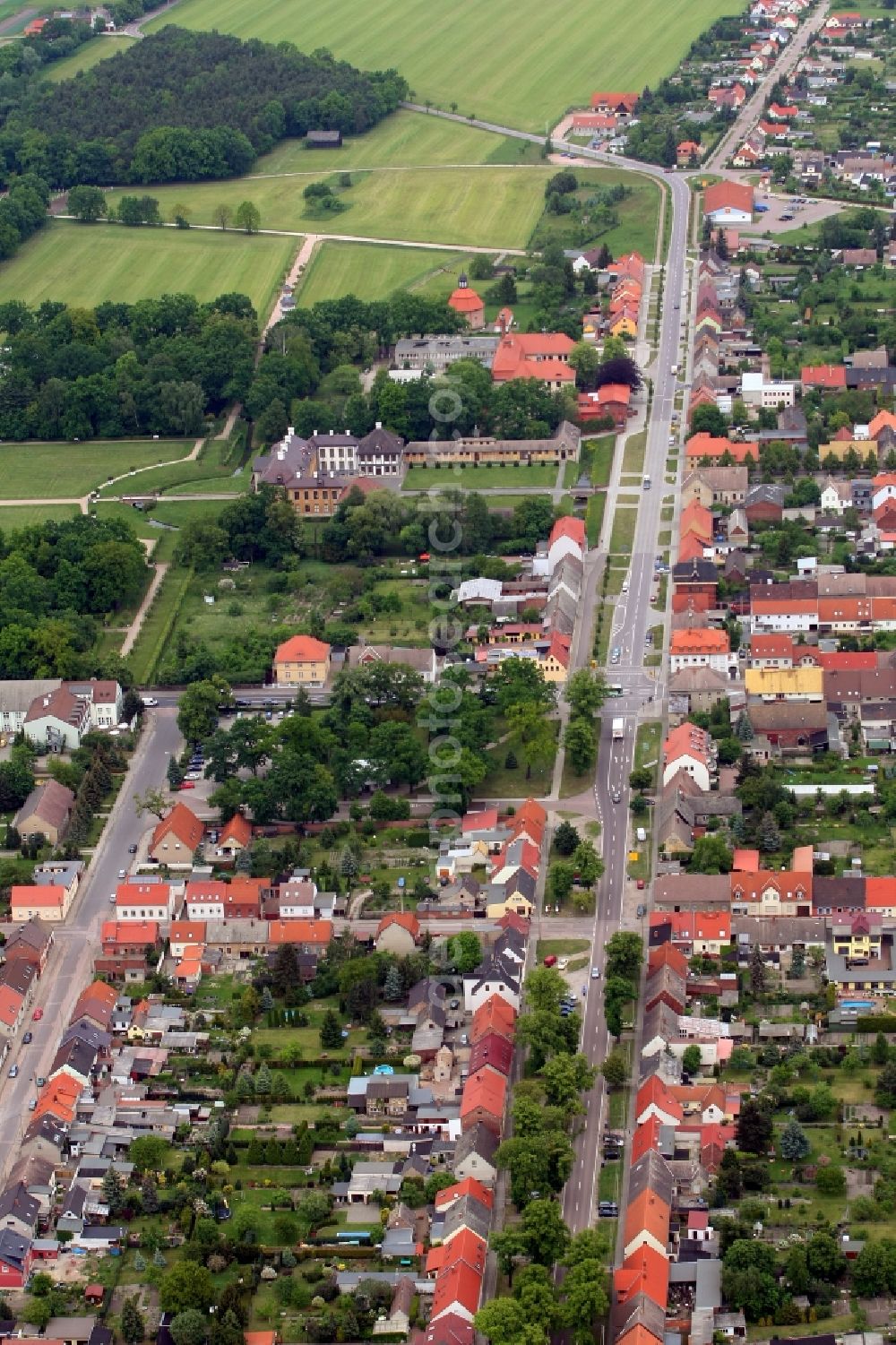 Oranienbaum-Wörlitz from above - Town View of the streets and houses of the residential areas in Oranienbaum-Woerlitz in the state Saxony-Anhalt, Germany