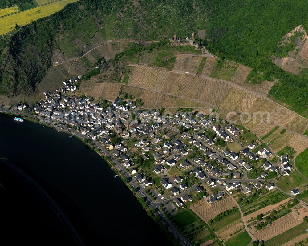 Alken from the bird's eye view: View of Alken in the state of Rhineland-Palatinate. The borough and municipiality is located in the county district of Mayen-Koblenz on the right riverbank of the river Moselle, surrounded by hills and vineyards. Alken is an official tourist resort in the Terrassenmosel region