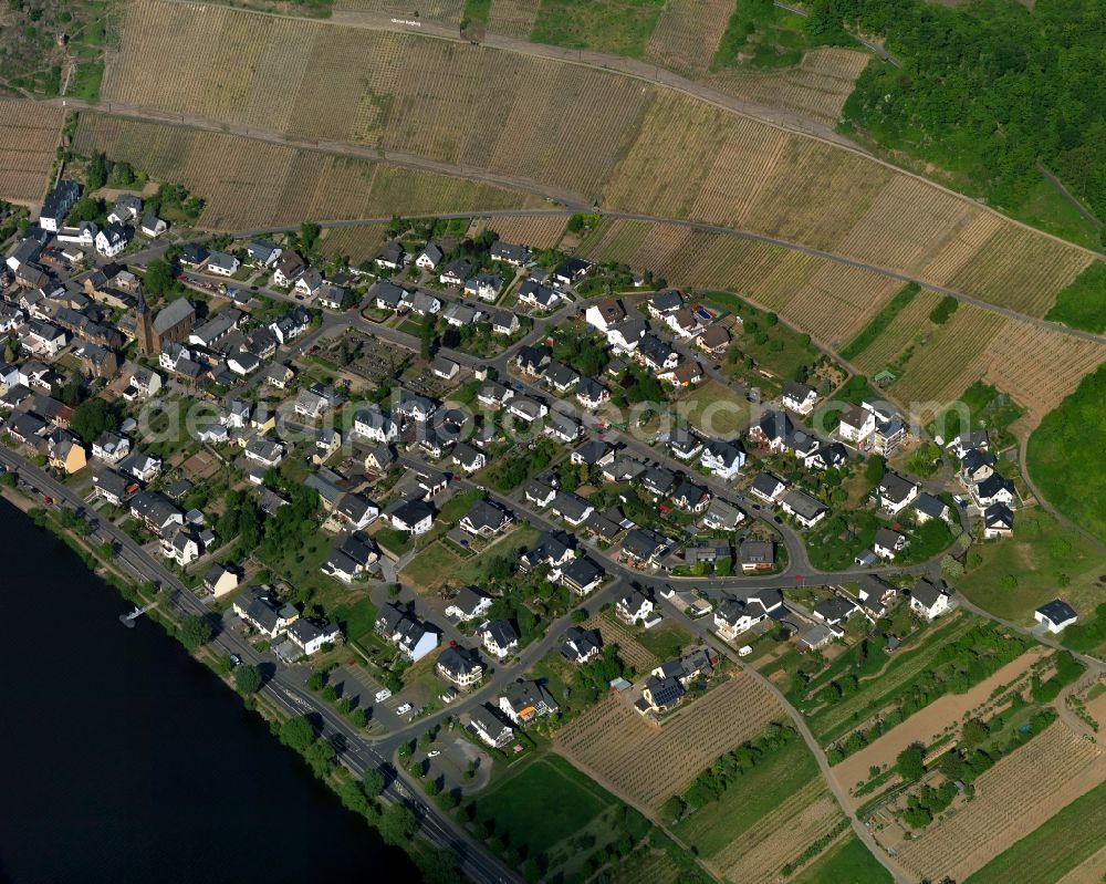 Aerial image Alken - View of Alken in the state of Rhineland-Palatinate. The borough and municipiality is located in the county district of Mayen-Koblenz on the right riverbank of the river Moselle, surrounded by hills and vineyards. Alken is an official tourist resort in the Terrassenmosel region