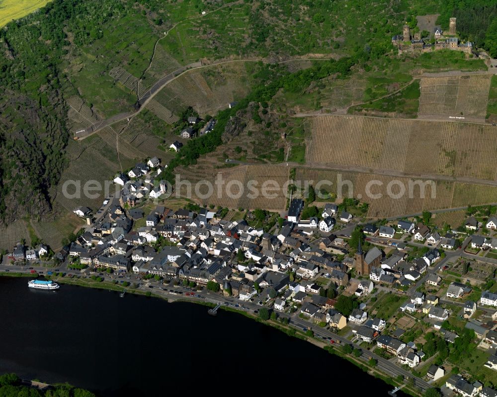 Aerial photograph Alken - View of Alken in the state of Rhineland-Palatinate. The borough and municipiality is located in the county district of Mayen-Koblenz on the right riverbank of the river Moselle, surrounded by hills and vineyards. Alken is an official tourist resort in the Terrassenmosel region