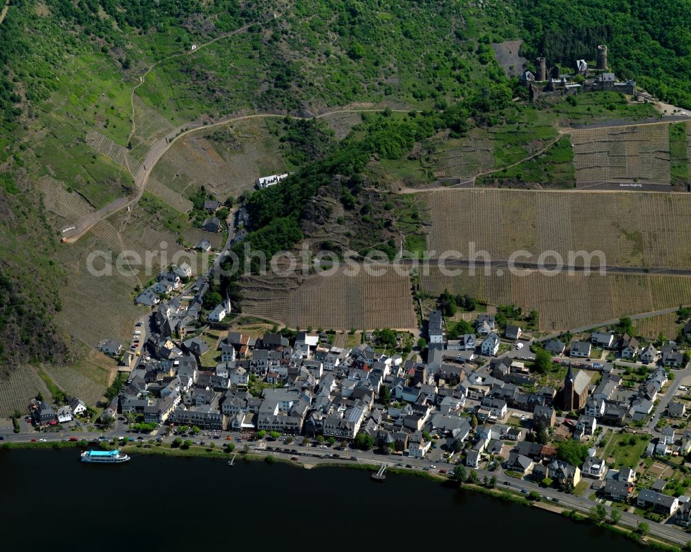 Alken from the bird's eye view: View of Alken in the state of Rhineland-Palatinate. The borough and municipiality is located in the county district of Mayen-Koblenz on the right riverbank of the river Moselle, surrounded by hills and vineyards. Alken is an official tourist resort in the Terrassenmosel region