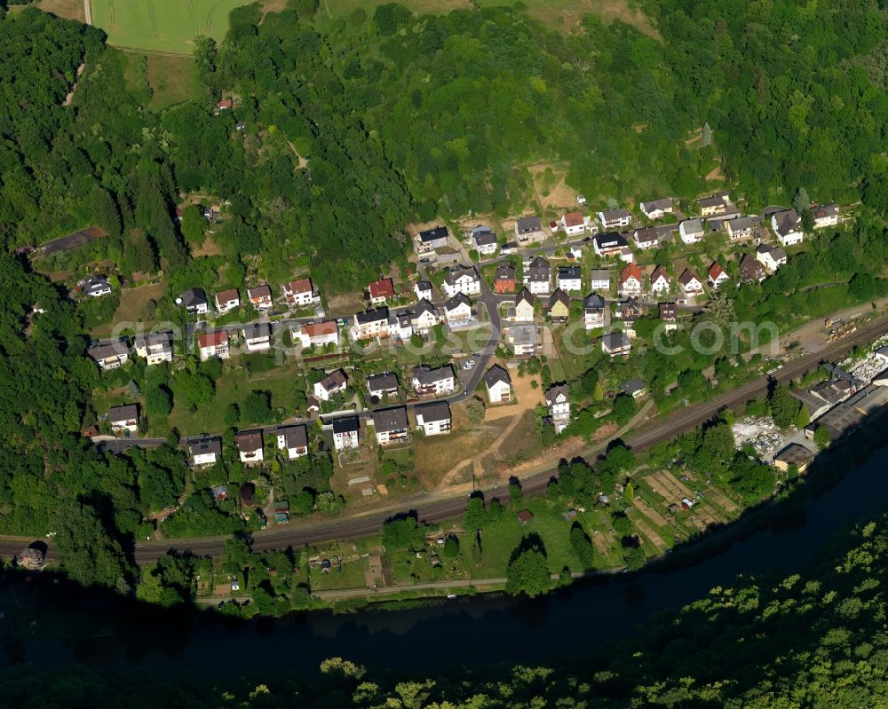 Aerial photograph Balduinstein - View of the borough of Balduinstein in the state of Rhineland-Palatinate. The borough and municipiality is located in the county district of Rhine-Lahn. The official tourist resort sits on the wooded, steep riverbank of the river Lahn in the Nassau Nature Park