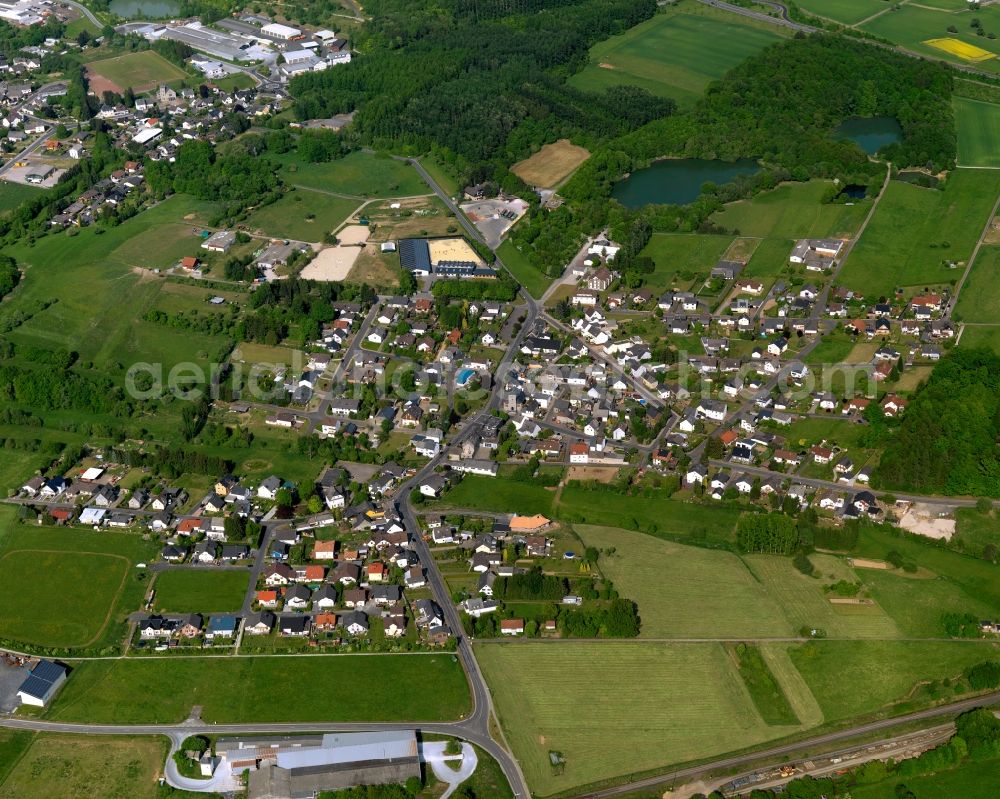 Aerial photograph Bannberscheid - View of Bannberscheid in the state of Rhineland-Palatinate. The borough and municipiality is located in the county district of Westerwaldkreis in the low mountain range of Westerwald - the so called Kannenbaeckerland. Bannberscheid is surrounded by agricultural land and meadows