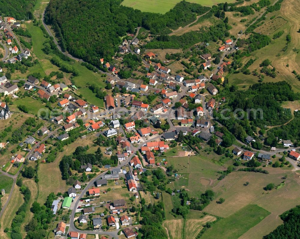 Aerial photograph Berglangenbach - View of Berglangenbach in the state of Rhineland-Palatinate. Berglangenbach is a borough and municipiality in the county district of Birkenfeld, in the region of the Westrich. The village is surrounded by hills, fields and vineyards and consists of several hamlets and residential areas