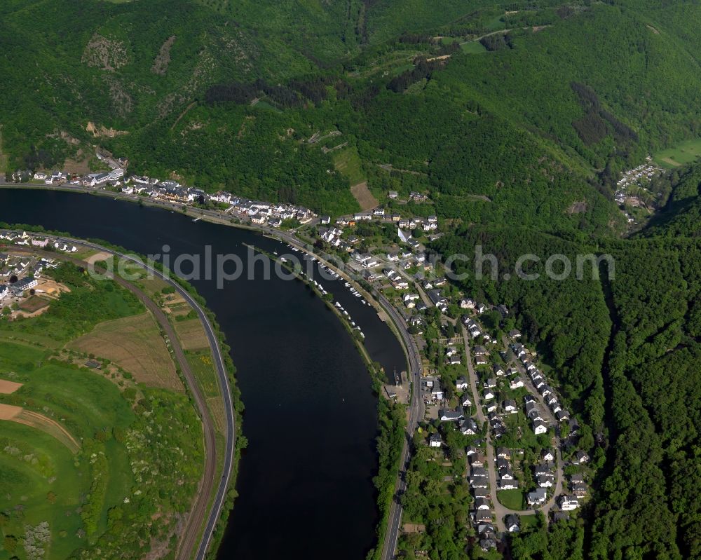 Aerial photograph Brodenbach - View of Brodenbach in the state of Rhineland-Palatinate. The borough and municipiality is located in the county district of Mayen-Koblenz on the right riverbank of the river Moselle, surrounded by hills and vineyards. Brodenbach is an official tourist resort in the Terrassenmosel region