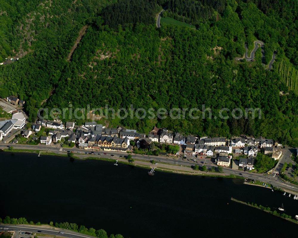 Brodenbach from the bird's eye view: View of Brodenbach in the state of Rhineland-Palatinate. The borough and municipiality is located in the county district of Mayen-Koblenz on the right riverbank of the river Moselle, surrounded by hills and vineyards. Brodenbach is an official tourist resort in the Terrassenmosel region